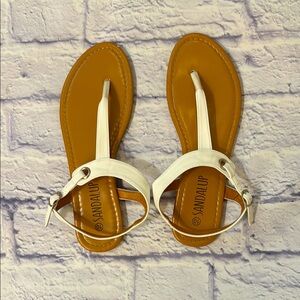 SANDALUP White Thong Flat Sandals with Buckle Straps Women’s Size 10